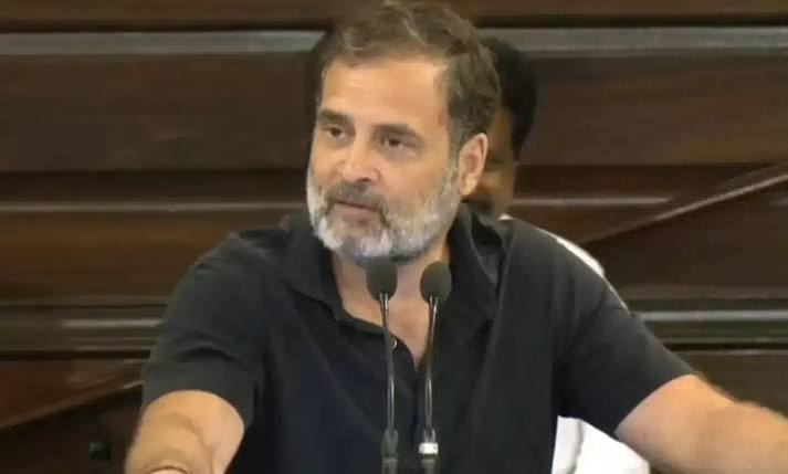नई दिल्ली में UPI टैक्स के विरोध में कांग्रेस नेता राहुल गांधी और मल्लिकार्जुन खड़गे।