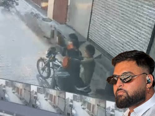 पंजाब के बरनाला में गायक गुलाब सिद्धू के घर पर हुई गोलीबारी की जांच करते पुलिस कर्मी।