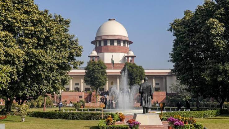 नई दिल्ली में सुप्रीम कोर्ट ने NEET-SS का क्वालिफाइंग परसेंटाइल 30% करने के केंद्र के फैसले को दर्ज किया।