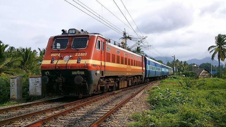 भारतीय रेलवे के यार्ड में ट्रेन शंटिंग संचालन के दौरान सुरक्षा मानकों का पालन करते कर्मचारी
