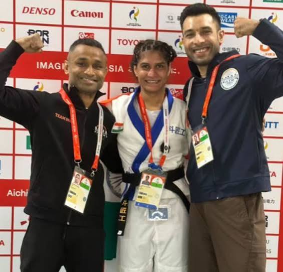 एशियन गेम्स 2026 में शूटिंग में सिल्वर मेडल विजेता इलावेनिल वालारिवन और भारतीय महिला क्रिकेट टीम