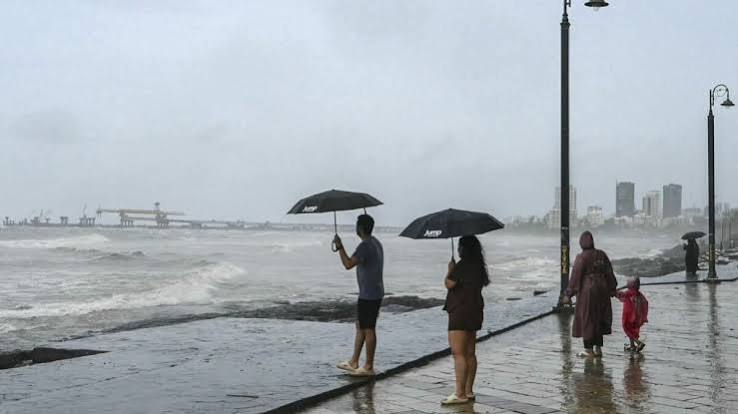 भारत में मानसून 2026 के कम बारिश के साथ समाप्त होने पर सूखा खेत और बादल।