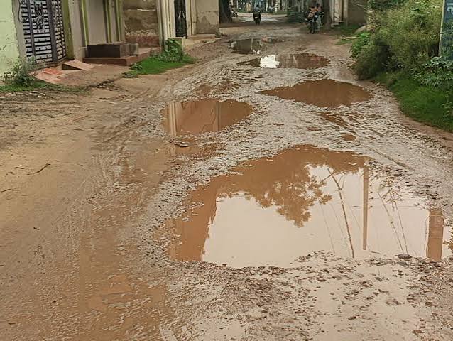 कटनी के भट्टा मोहल्ला में सीवर लाइन निर्माण के बाद सड़क पर बने गड्ढे और कीचड़