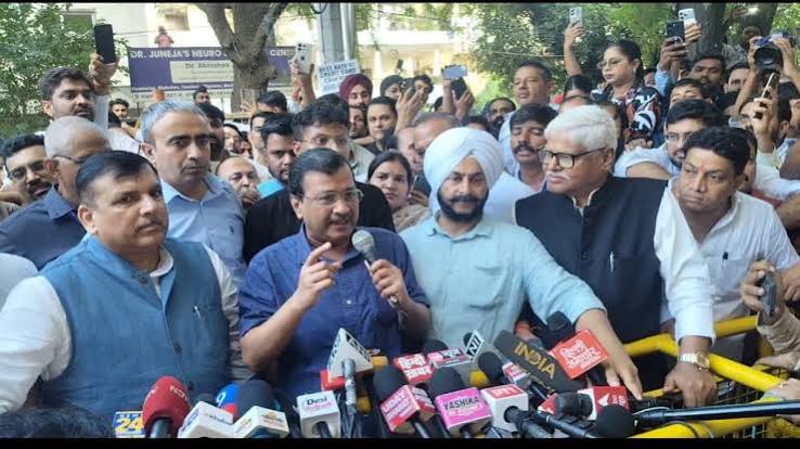 दिल्ली के विकासपुरी में सड़क निरीक्षण के दौरान PWD मंत्री प्रवेश वर्मा पर केजरीवाल का हमला।