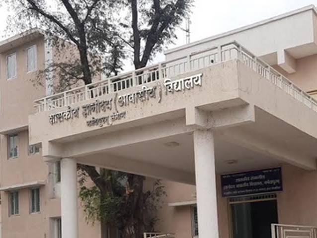 छत्तीसगढ़ के बीजापुर जिले में आवासीय विद्यालय के शिक्षक पर केस दर्ज होने के बाद पुलिस जांच का दृश्य।