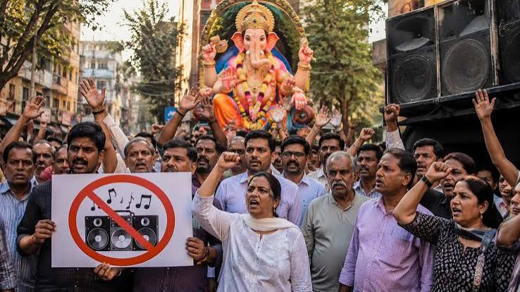 महाराष्ट्र में गणेशोत्सव से पहले डीजे संगीत पर प्रतिबंध की मांग को लेकर प्रदर्शन करते नागरिक
