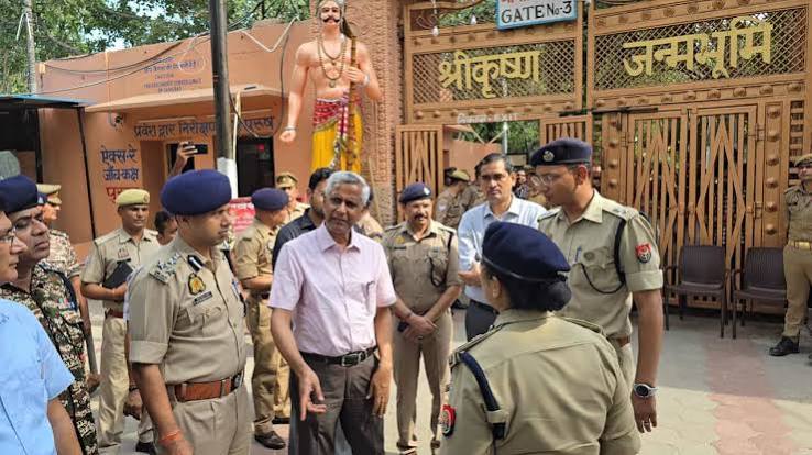 मथुरा में जन्माष्टमी पर श्रीकृष्ण जन्मस्थान मार्ग पर यातायात प्रतिबंध और सुरक्षा व्यवस्था का दृश्य।