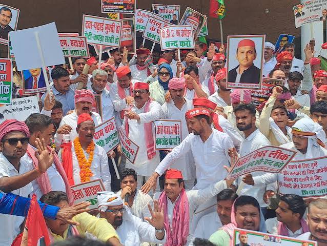 बलरामपुर में बढ़ती महंगाई के खिलाफ राजीव गांधी चौक पर प्रदर्शन करते कांग्रेस कार्यकर्ता