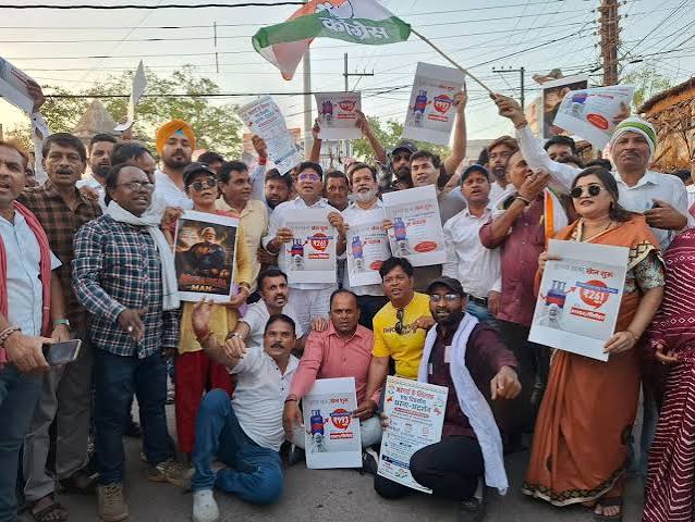 दुर्ग में बढ़ती महंगाई के खिलाफ धरना-प्रदर्शन करते पूर्व विधायक अरुण वोरा और कांग्रेस कार्यकर्ता