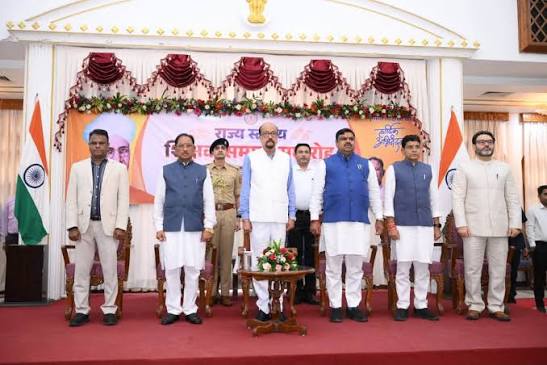 रायपुर लोकभवन में शिक्षक दिवस पर उत्कृष्ट शिक्षकों को सम्मानित करते राज्यपाल रमेन डेका और मुख्यमंत्री विष्णु देव साय