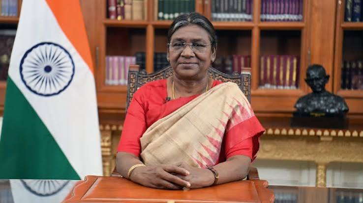 नई दिल्ली में नेशनल ग्रीन ट्रिब्यूनल के अंतरराष्ट्रीय सम्मेलन में भाषण देतीं राष्ट्रपति द्रौपदी मुर्मू।
