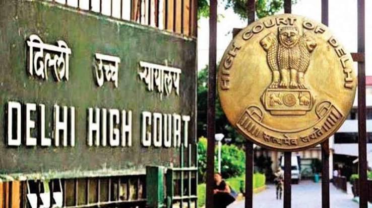 दिल्ली हाईकोर्ट परिसर का दृश्य जहां सोशल मीडिया ऐप्स के खिलाफ जनहित याचिका दायर की गई है।