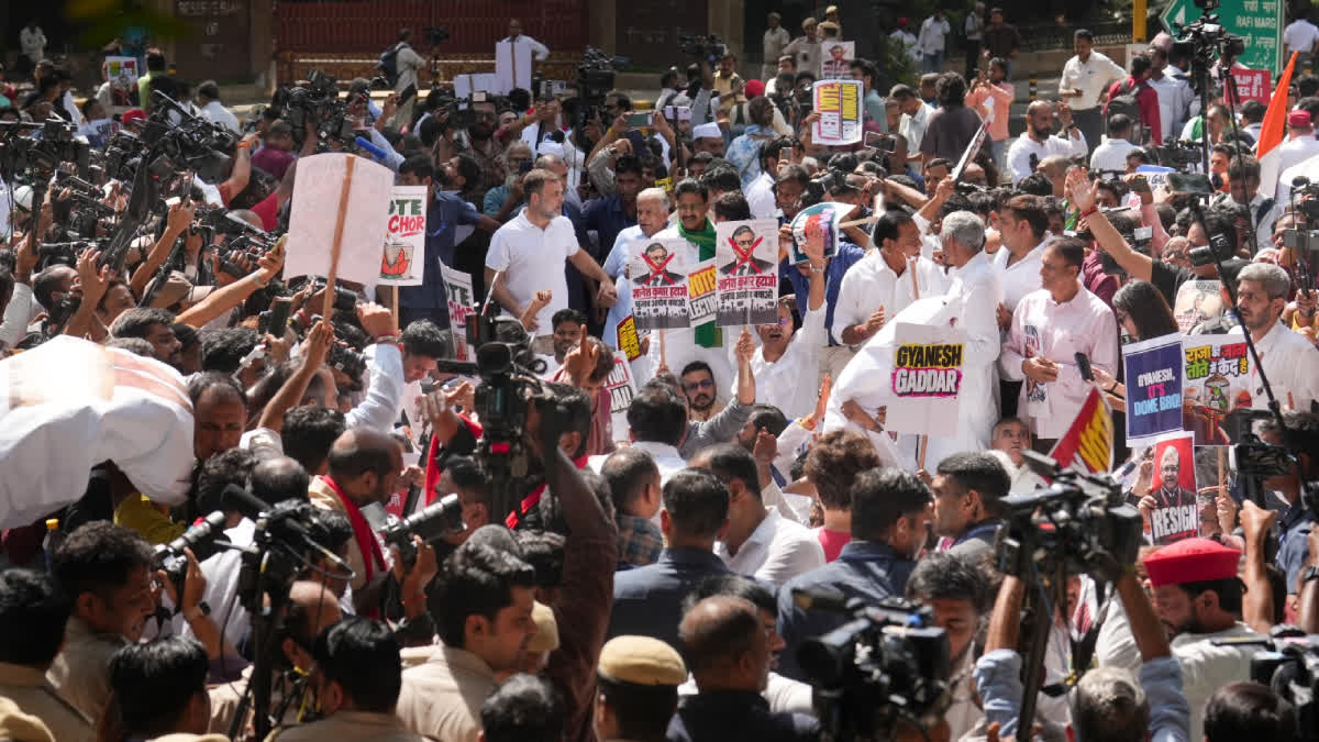 नई दिल्ली में चुनाव आयोग मार्च के दौरान पुलिस बैरिकेड्स के पास प्रदर्शन करते राहुल गांधी और विपक्षी सांसद