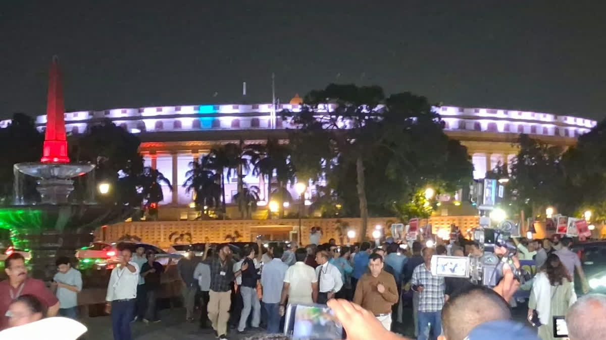 नई दिल्ली में इंडिया गठबंधन के प्रदर्शन और राष्ट्रपति भवन मार्च के दौरान संसद भवन का एक दृश्य।