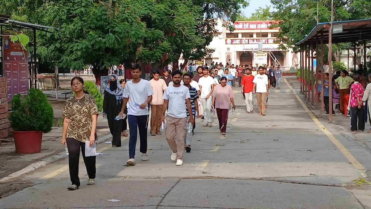 नई दिल्ली में नीट यूजी पेपर लीक के बाद संसदीय समिति द्वारा एनटीए की समीक्षा पर रिपोर्ट।