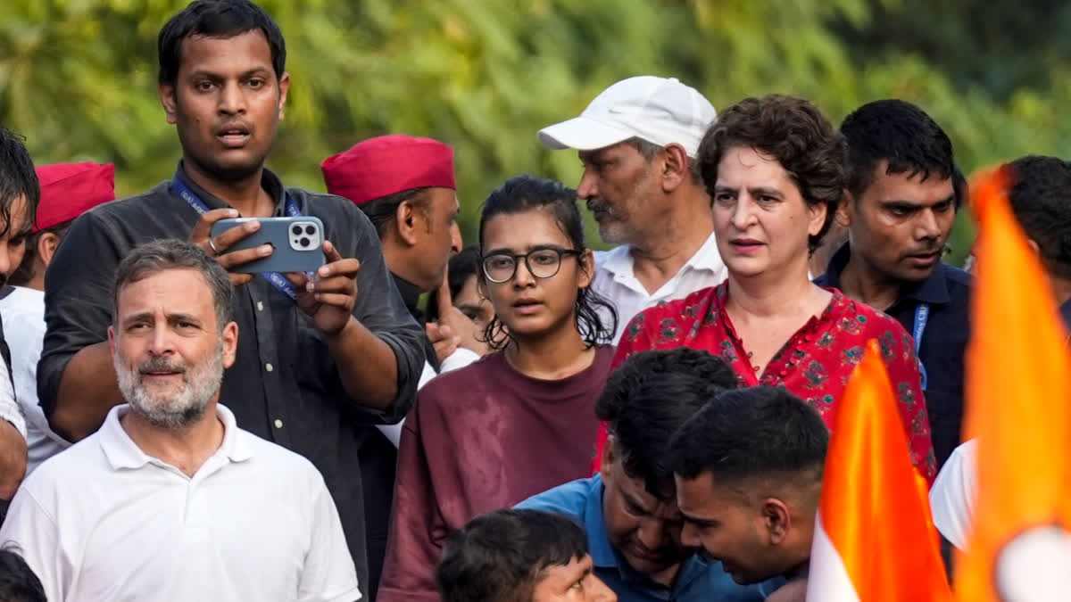 कांग्रेस नेता राहुल गांधी और अन्य विपक्षी नेताओं ने नई दिल्ली में 'मार्च फॉर डेमोक्रेसी' के तहत सुप्रीम कोर्ट तक मार्च निकाला।