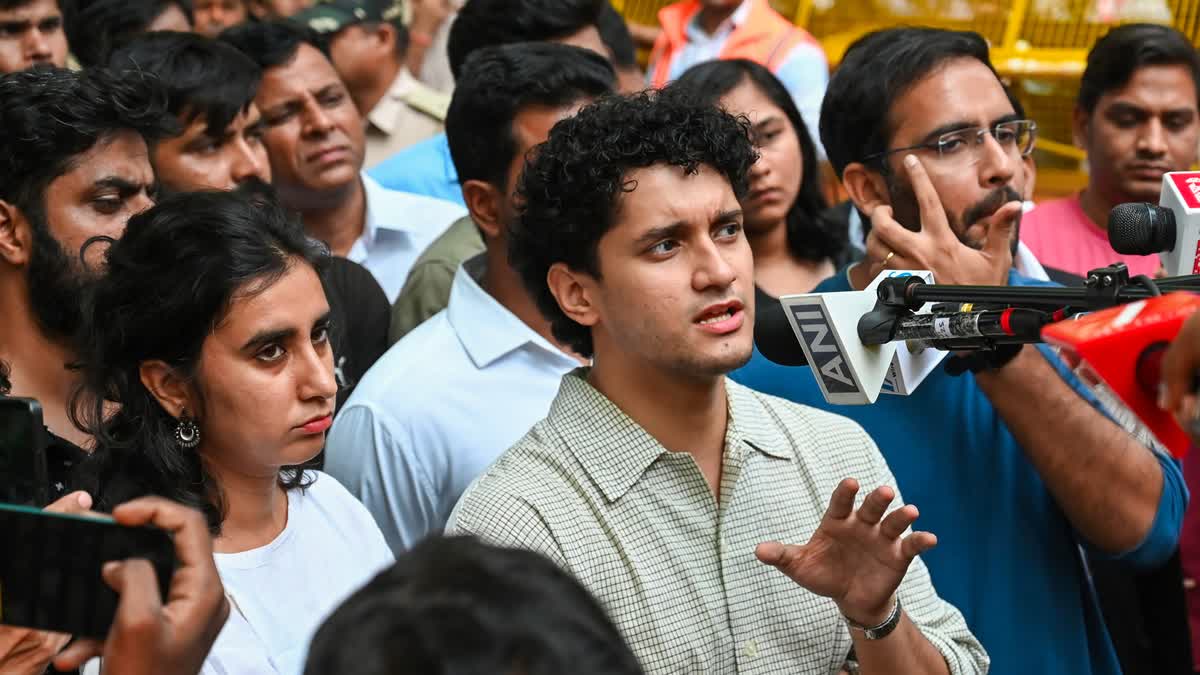 कॉकचोच जनता पार्टी के नेताओं ने दिल्ली में मुख्य चुनाव आयुक्त के खिलाफ विरोध प्रदर्शन के दौरान मीडिया से बातचीत की।