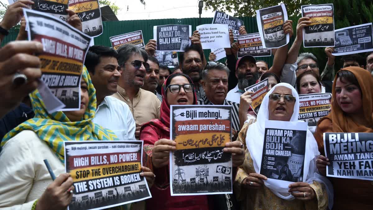 कश्मीर में अतिरिक्त बिजली शुल्क के खिलाफ विरोध प्रदर्शन करते हुए पी़डीपी के नेता।