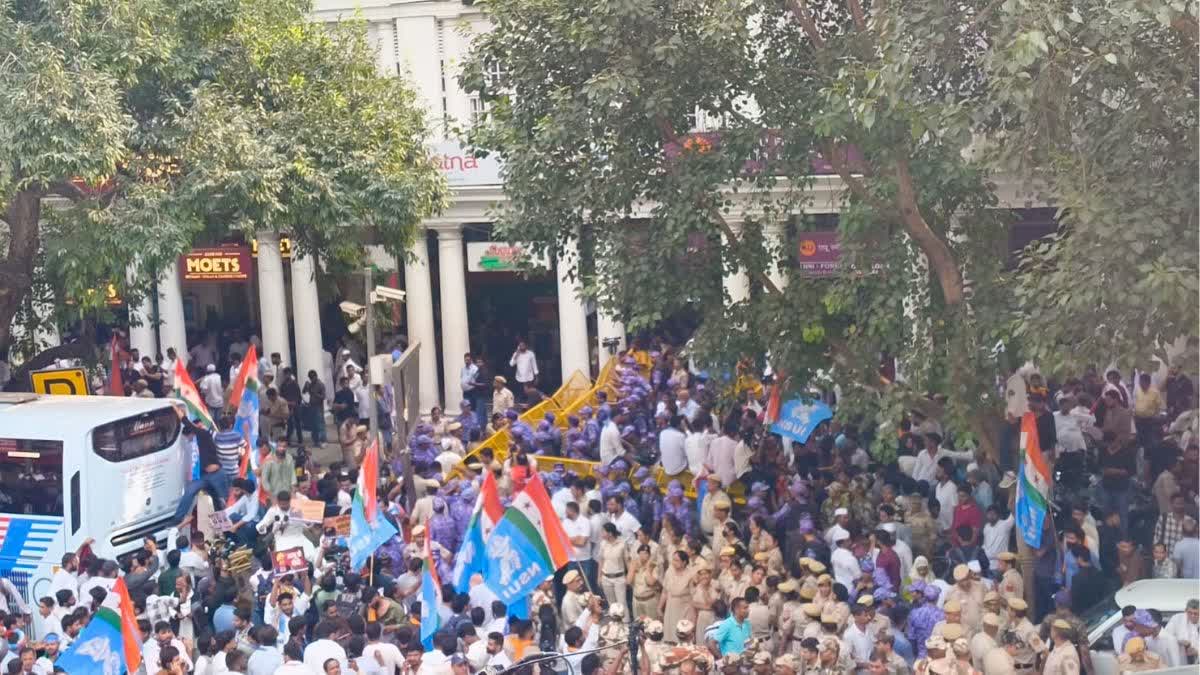 दिल्ली में अक्टूबर के दौरान हुए प्रदर्शनों और सुरक्षा प्रबंधों के बीच सूनी पड़ी सड़कें और बाजार।