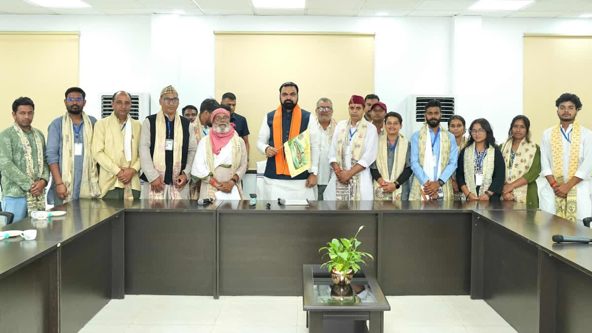 पटना में मुख्यमंत्री आवास पर पर्यावरणविद् अनिल प्रकाश जोशी और साइकिल रैली दल का स्वागत करते सीएम सम्राट चौधरी।