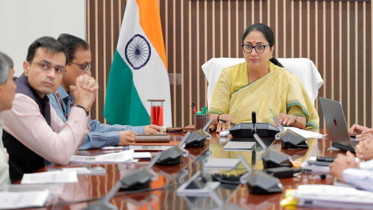 दिल्ली की मुख्यमंत्री रेखा गुप्ता की अध्यक्षता में हुई कैबिनेट बैठक।