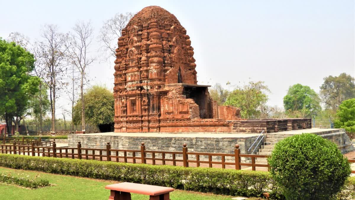 छत्तीसगढ़ के ऐतिहासिक शहर सिरपुर में स्थित प्राचीन ईंट-निर्मित लक्ष्मण मंदिर का दृश्य।