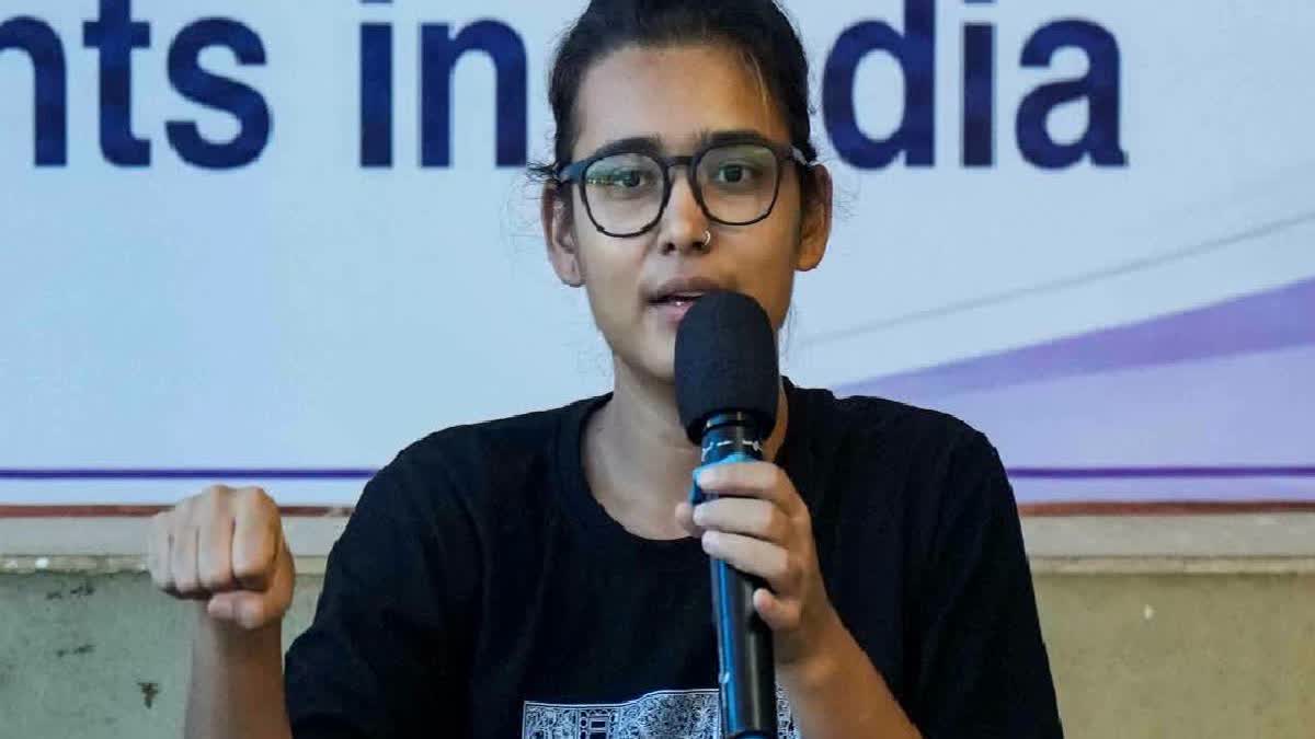 दिल्ली उच्च न्यायालय भवन का बाहरी हिस्सा जो चल रही कानूनी कार्यवाही और सुनवाई को दर्शाता है।