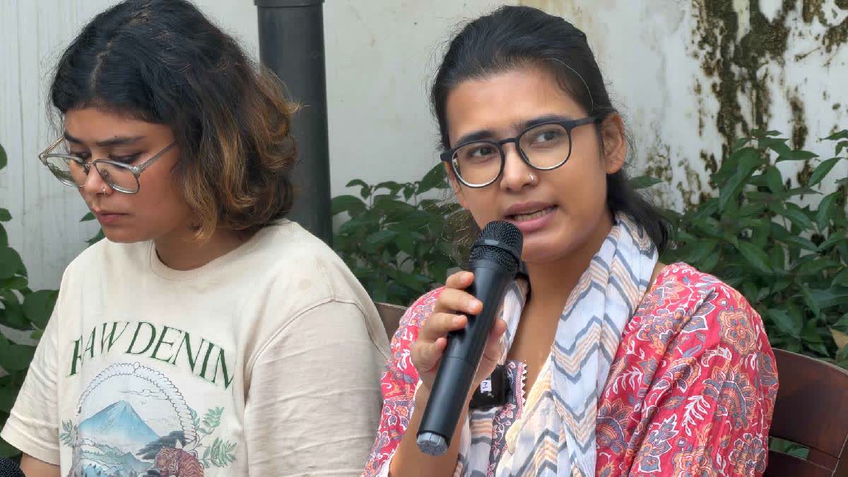 AISA अध्यक्ष नेहा बोरा नई दिल्ली में एक प्रेस कॉन्फ्रेंस को संबोधित कर रही हैं।