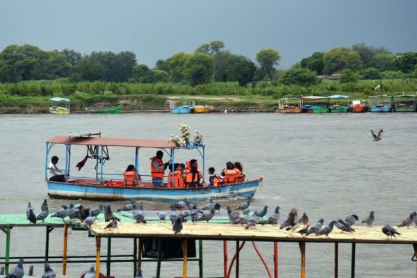 श्रद्धालु वृंदावन में केशीघाट के पास यमुना नदी में नाव की सवारी कर रहे हैं।