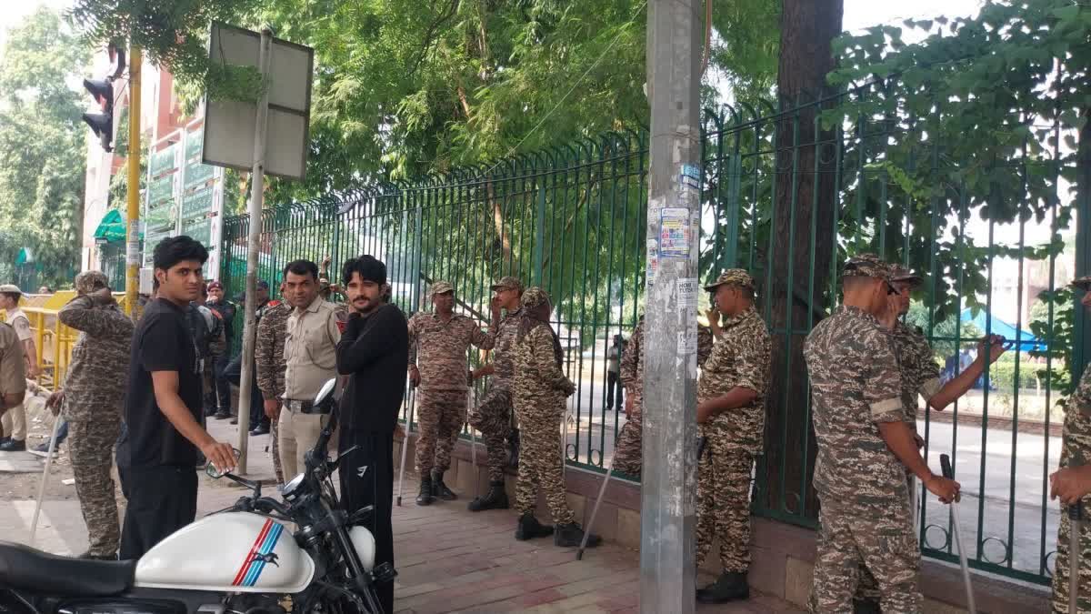 नई दिल्ली में जामिया मिलिया इस्लामिया के बाहर सुरक्षा व्यवस्था और पुलिस की तैनाती।