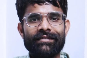 रांची के अंगारा-मुरी रेलवे ट्रैक के पास जांच करती पुलिस और सुरक्षा बल।