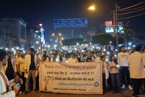 हरियाणा में एमबीबीएस बांड नीति और मूल प्रमाण पत्र जारी करने में देरी के खिलाफ प्रदर्शन करते पीजी मेडिकल छात्र।
