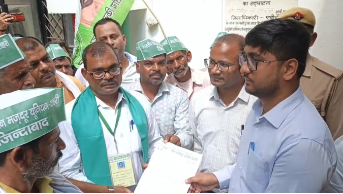 लखीमपुर खीरी में भूमि अधिग्रहण के विरोध में किसानों का प्रदर्शन