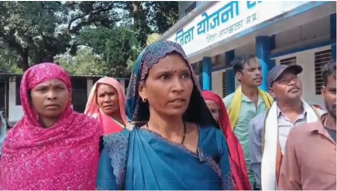 मंडला में 15 साल से सड़क का इंतजार, ग्रामीण बोले- रोड नहीं तो वोट नहीं