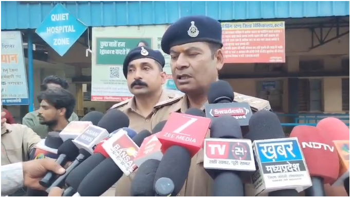 कटनी के कुठला थाना परिसर में खुद को लगाई आग कटनी जिले के कुठला थाना परिसर में शुक्रवार को उस समय हड़कंप मच गया, जब दलपत पटेल ने कथित तौर पर खुद पर पेट्रोल डालकर आग लगा ली। घटना के बाद पुलिसकर्मियों ने तत्काल आग बुझाई और उसे जिला अस्पताल पहुंचाया। गंभीर हालत को देखते हुए दलपत पटेल को जबलपुर रेफर किया गया है। पत्नी और बेटे को थाने लाए जाने से नाराजगी का दावा बताया जा रहा है कि चोरी के मामले में पूछताछ के लिए दलपत पटेल की पत्नी और बेटे को पुलिस थाने लेकर आई थी। इसी बात से नाराज होकर पति द्वारा थाना परिसर में खुद को आग लगाने की बात सामने आई है। पुलिस का दावा है कि चोरी का सामान बरामद होने से रोकने और बेटे को बचाने के लिए दबाव बनाने के उद्देश्य से दलपत पटेल ऑटो से थाना परिसर पहुंचा था। पुलिस के अनुसार, उसने वहां खुद पर पेट्रोल डालकर आग लगा ली। परिजनों ने पुलिस पर लगाए अलग आरोप वहीं, परिजनों का आरोप है कि पुलिस महिला और बच्ची को बार-बार फोन कर थाने बुला रही थी और उन्हें परेशान किया जा रहा था। घटना को लेकर पुलिस और परिजनों के दावों में अंतर सामने आया है। अब सीसीटीवी फुटेज से घटना की वास्तविक स्थिति स्पष्ट होने की बात कही जा रही है। मामले में पुलिस की जांच जारी है।