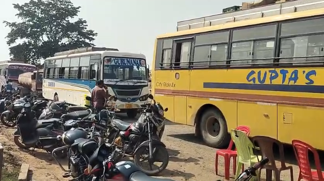 बलरामपुर में NH-343 पर चक्काजाम, सड़क और धूल से नाराज लोग