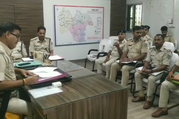 बेरमो में अपराध समीक्षा बैठक, थानेदारों को एसडीपीओ के निर्देश