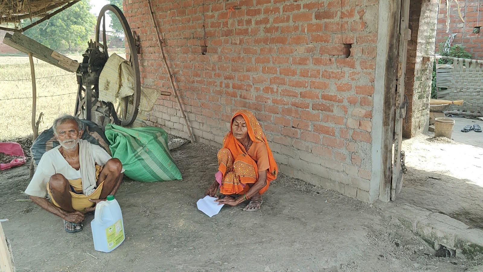 औरैया में वृद्ध दंपती से लूट का आरोप, आंखों में मिर्च डालकर सरसों की बोरियां ले गए