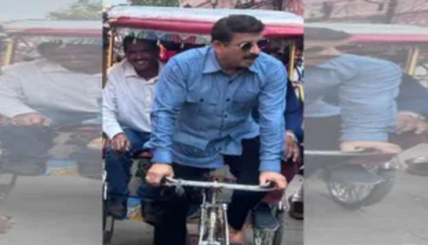 वाराणसी में लस्सी बेचते और रिक्शा चलाते दिखे सांसद मनोज तिवारी