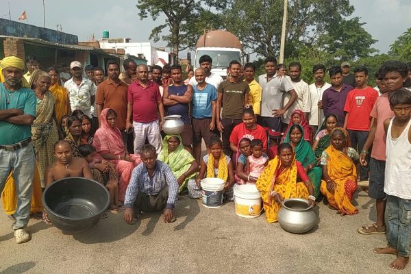 गोमिया में 5 महीने से जल संकट, ग्रामीणों ने 5 घंटे किया सड़क जाम