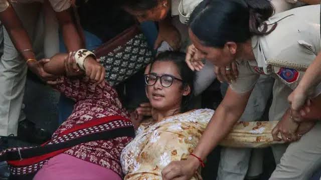 CPI(M) नेता बृंदा करात ने नई दिल्ली में प्रेस को संबोधित करते हुए दिल्ली पुलिस पर गंभीर आरोप लगाए।
