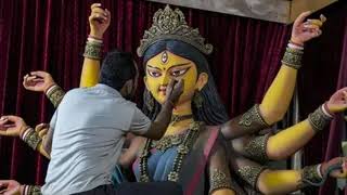 दुर्गा पूजा के बीच पश्चिम बंगाल के सिलीगुड़ी में बिरयानी और दुकानों के पोस्टर पर विवाद गर्माया।