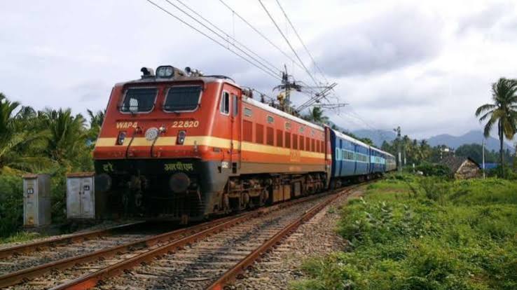 भारतीय रेलवे में 40 घंटे से अधिक यात्रा समय वाली लंबी दूरी की ट्रेनों में सफाई की निगरानी।