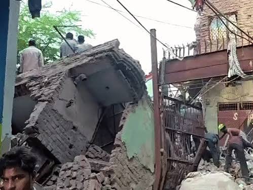 दिल्ली के सीमापुरी में ढही चार मंजिला इमारत के मलबे में राहत और बचाव कार्य में जुटी दमकल टीम