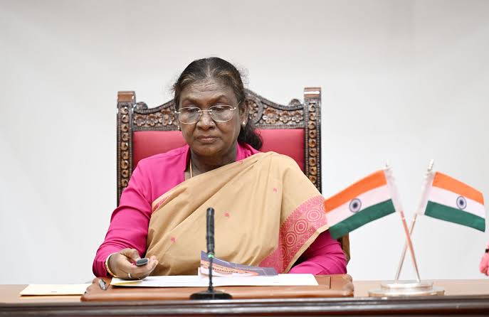 नई दिल्ली में मुख्य चुनाव आयुक्त विवाद पर राष्ट्रपति द्रौपदी मुर्मू से मिलने जाता इंडिया गठबंधन का प्रतिनिधिमंडल।