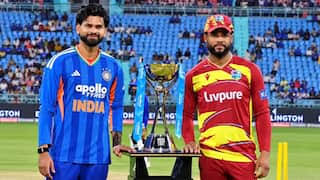 बेंगलुरु में भारत और वेस्टइंडीज के बीच टी20 मैच के दौरान बारिश और मैदान का दृश्य।